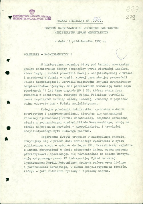 Pierwsza strona rozkazu płk. Edwarda Wejnera, dowódcy Nadwiślańskich Jednostek Wojskowych MSW, z okazji rocznicy bitwy pod Lenino. Autor odwołuje się do zasług ludowego WP, a także MO i SB – jako formacji, których członkowie „utrwalali owoce zwycięstwa, broniąc władzy ludowej, wznosząc z popiołów wojny ojczysty dom – Polskę socjalistyczną”. Warszawa, 12 października 1985 r. Z zasobu IPN