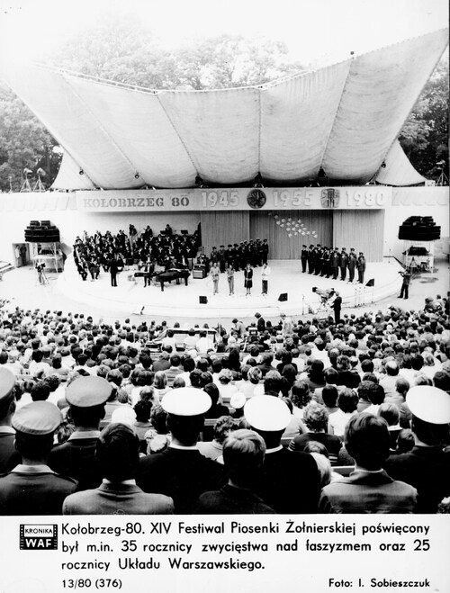 Festiwal Piosenki Żołnierskiej w Kołobrzegu – zdjęcie z podpisem nawiązującym do jubileuszy: „zwycięstwa nad faszyzmem” (1945) oraz powołania Układu Warszawskiego (1955), umieszczone na planszy przygotowanej prawdopodobnie na wystawę MSW lub do publikacji wojskowych, lipiec 1980 r. Fot. Ireneusz Sobieszczuk, z zasobu IPN
