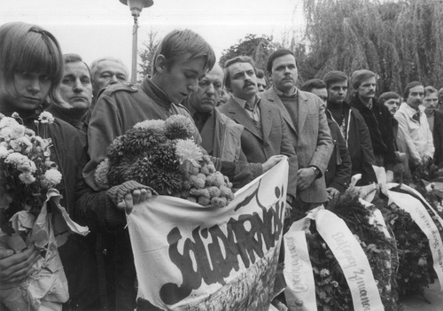 Pogrzeb Bogdana Włosika na cmentarzu w Grębałowie w Nowej Hucie, 20 października 1982 r. (fot. z zasobu AIPN)