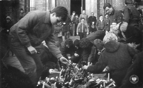 Ludzie składający kwiaty i znicze na placu przed kościołem oo. Jezuitów w Krakowie, w miesięcznicę śmierci Bogdana Włosika, 13 marca 1983 r. (fot. z zasobu AIPN)