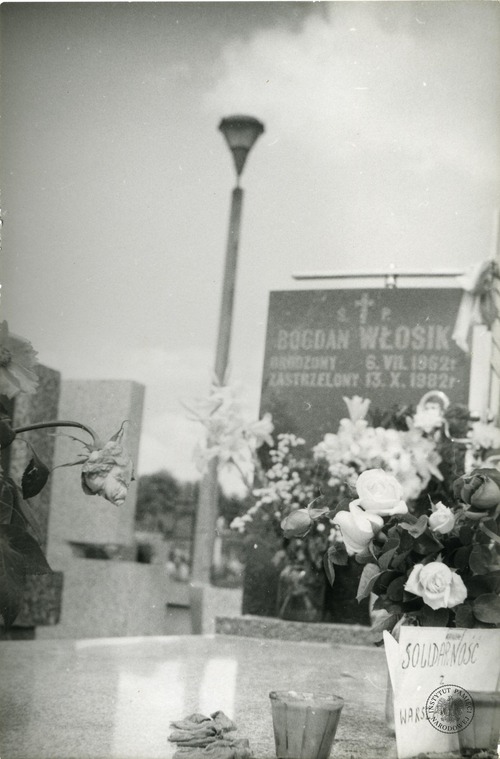 Grób Bogdana Włosika na cmentarzu w Grębałowie w Nowej Hucie (fot. z zasobu AIPN)