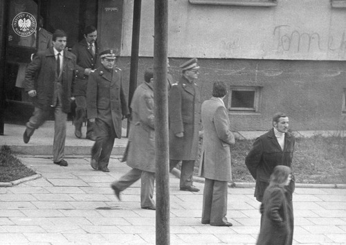 Wizyta I Sekretarza PZPR gen. Wojciecha Jaruzelskiego w mieszkaniu rodziców Bogdana Włosika. Z klatki schodowej wychodzą m.in.: gen. Wojciech Jaruzelski (czwarty od prawej, w mundurze i przyciemnianych okularach) oraz minister spraw wewnętrznych Czesław Kiszczak (czwarty od lewej). Kraków, 12 listopada 1982 r. (fot. z zasobu AIPN)