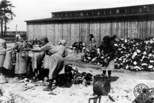 Grupa więźniów sortuje mienie więźniów z transportu do KL Auschwitz-Birkenau, maj 1944 roku