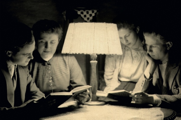 Przemęczony kuferek. Tajna oświata w okupowanej Wielkopolsce 1939–1945