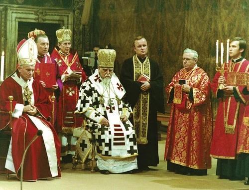 Papież Jan Paweł II i kard. Josyf Slipy podczas święceń biskupich Myrosława Lubacziwskiego, 1979 r. (fot. onepeterfive.com)