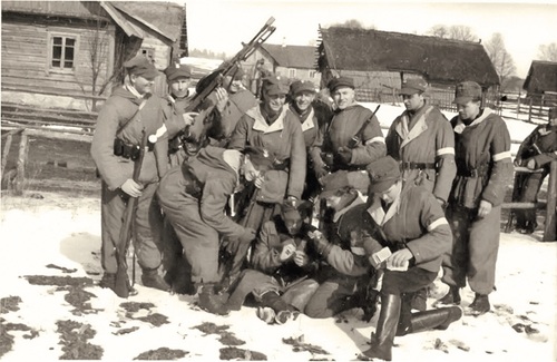 Drużyna Józefa Bandzy „Jastrzębia” w Taboryszkach po udanej akcji w Nowych Trokach 9 marca 1944 r. „Jastrząb” liczy zdobyte pieniądze, które za chwilę wypłaci jako żołd swoim żołnierzom (fot. ze zbiorów autora)