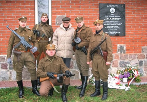 Odsłonięcie tablicy poświęconej por. Zdzisławowi Badosze „Żelaznemu” – pierwsze upamiętnienie 5 Wileńskiej Brygady AK na Pomorzu. „Jastrząb” wśród pomorskich rekonstruktorów (fot. ze zbiorów autora)