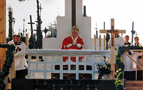 Jan Paweł Drugi podczas podróży apostolskiej na Litwę, Łotwę i do Estonii. Uroczystość na Górze Krzyży, 7 września 1993 roku