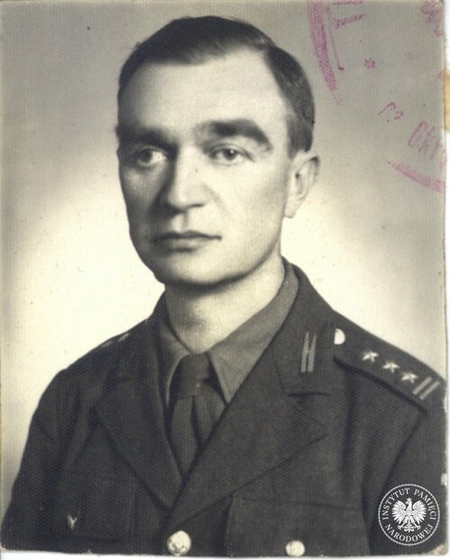 Zdjęcie Józefa Szostaka w battledressie z dystynkcjami pułkownika, zrobione na początku 1945 r. w Oflagu II C Woldenberg. Fot. z zasobu IPN