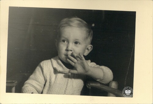 Podczas odczytywania wyroku na płk. Józefa Szostaka na sali razem z matką był niespełna trzyletni syn Wojciech – niewidziany przez ojca ponad dwa lata. Zdjęcia synka żona Janina przesłała mężowi w maju 1952 r., gdy był więziony w areszcie śledczym MBP przy ul. Rakowieckiej w Warszawie. Fot. z zasobu IPN