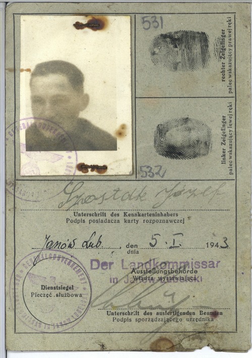 Jedna ze stron wystawianego przez niemieckie władze okupacyjne dokumentu tożsamości – tzw. kenkarty. Co ciekawe, w tym dokumencie Józef Szostak „jest młodszy” aż o 26 lat, jako datę urodzenia wpisano bowiem 3 marca 1923 r., czyli Niemcom podano, że podówczas 46-letni podpułkownik ma lat… 20. Taka mistyfikacja była jednak możliwa ze względu na faktycznie bardzo młody wtedy wygląd Szostaka. Nie jest do końca pewne, czy Niemcom dano jego zdjęcie czy też fotografię kogoś innego. Ze zbiorów IPN