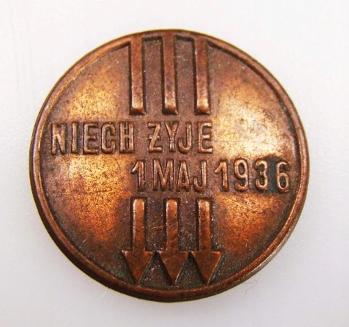 Mosiężna odznaka pamiątkowa PPS z napisem NIECH ŻYJE 1 MAJ 1936