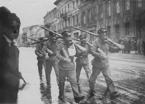 Pokaz obrony przeciwgazowej w Łodzi. Oddział w maskach przeciwgazowych z karabinami na ramionach (fot. z zasobu NAC)