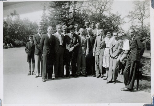Harcerze 11. ŁDH jako konspiratorzy Szarych Szeregów wraz z członkami Koła Przyjaciół Harcerstwa w Parku Źródliska w Łodzi, 2 czerwca 1941 r. Fot. ze zbiorów Chorągwi Łódzkiej ZHP