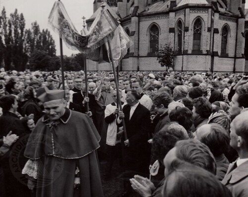 Przywitanie prymasa Wyszyńskiego oraz kard. Wojtyłę przez wiernych zgromadzonych przed katedrą łódzką. (fot. z zasobu Archiwum Archidiecezji Łódzkiej)