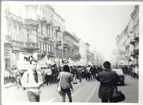 Demonstracja NZS w Łodzi przy ul. Piotrkowskiej, kwiecień-maj 1989 r. (fot ze zbiorów prywatnych Pawła Perzyny)