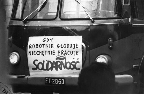Oplakatowany samochód uczestniczący w proteście głodowym w Tomaszowie Mazowieckim, 30 lipca 1981 r. (fot. z zasobu AIPN)
