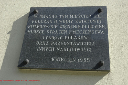 Tablica upamiętniająca więźniów osadzonych w więzieniu przy ul. Sterlinga 16 w Łodzi w latach 1939-1945 (fot. A. Ossowski, IPN)