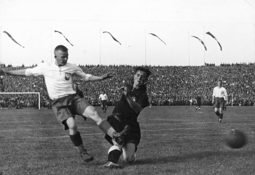 Mecz towarzyski piłki nożnej Niemcy - Polska w Chemnitz. W koszulce reprezentacji Polski Antoni Gałecki w starciu z niemieckim obrońcą, 18 września 1938 r. (fot. z zasobu NAC)