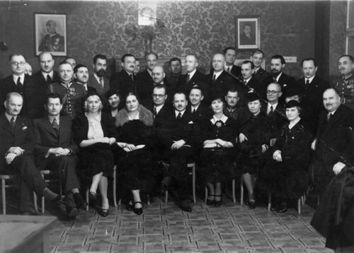 Działacze społeczni obozu piłsudczykowskiego z ministrem pracy i opieki społecznej Marianem Zyndramem-Kościałkowskim (siedzi w środku). Wśród siedzących, dziesiąty od lewej, w mundurze, kapitan Tadeusz Kruk-Strzelecki. Drugi od lewej poseł Roman Tomczak. Zdjęcie z drugiej połowy lat trzydziestych XX w. (fot. udostępniona przez Adama Peryta, wnuka Romana Tomczaka)