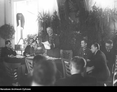 Spotkanie prezydium zjazdu delegatów kół byłych żołnierzy 5. Pułku Piechoty „zuchowatych” I Brygady Legionów. Warszawa, 4 kwietnia 1937 r. Pierwszy z lewej kapitan Tadeusz Kruk-Strzelecki (awans na majora otrzymał dwa lata później). Stoi gen. Józef Olszyna-Wilczyński, zamordowany przez Sowietów we wrześniu 1939 r. (fot. Narodowe Archiwum Cyfrowe)