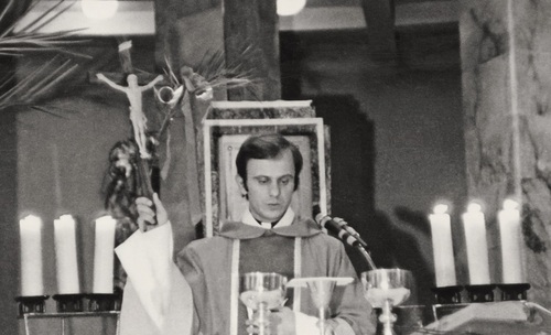 Ks. Jerzy Popiełuszko odprawia Mszę św. za Ojczyznę, 27 marca 1983 r. Fot. ODŻiKJP