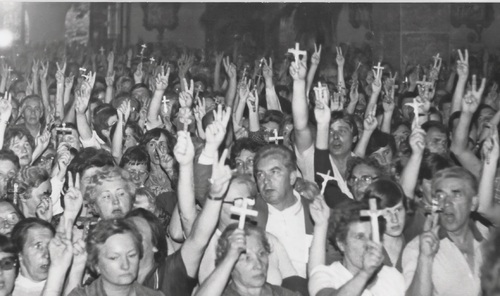 Wierni na Mszy św. za Ojczyznę, kościół św. Stanisława Kostki w Warszawie, 25 sierpnia 1983 r. Fot. ODŻiKJP