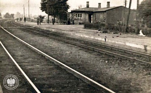 Peron stacji PKP w Pomiechówku po akcji patrolu st. sierżanta Mieczysława Dziemieszkiewicza ps. „Rój”. Pomiechówek, 29 sierpnia 1950 r. (fot. z zasobu AIPN)