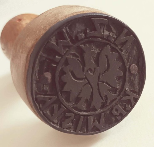 Pieczęć Komendy Powiatu NZW krypt. „Wisła” zarekwirowana przez UB po aresztowaniu Wincentego Morawskiego ps. „Rota”, 20 października 1950 r. Pieczęć była prezentowana w Izbie Pamięci Strzelecka 8 w Warszawie w listopadzie 2023 r. w ramach projektu edukacyjno-wystawienniczego Archiwum IPN „Historia w artefaktach zapisana” (fot. AIPN)