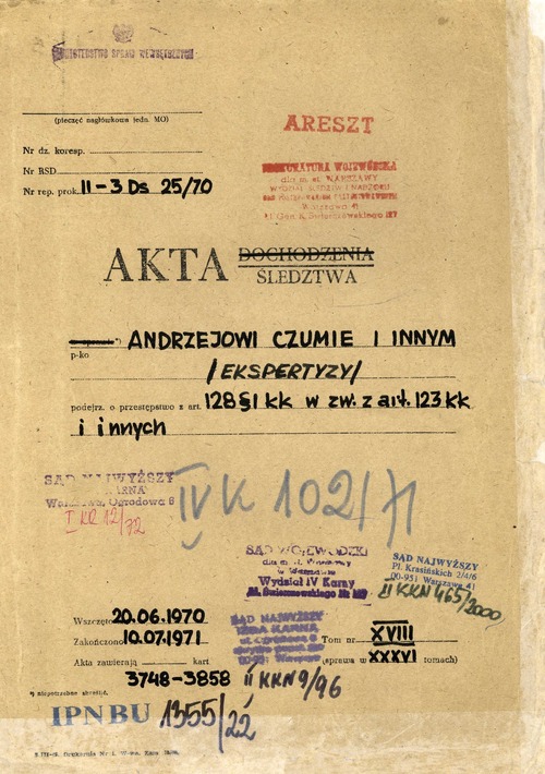 Strona okładkowa teczki z ekspertyzami z akt śledztwa „przeciwko Andrzejowie Czumie i innym”, czyli przeciwko działaczom organizacji „Ruch” (z zasobu IPN)
