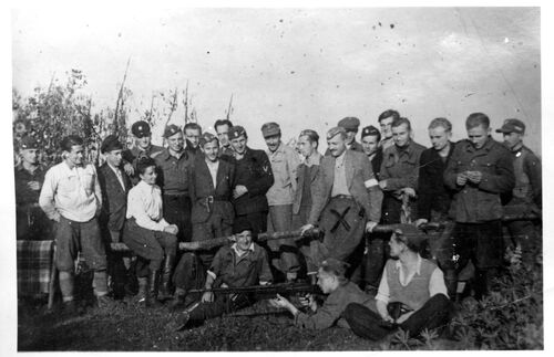 Kpt. Eugeniusz Borowski „Leliwa” z żołnierzami batalionu „Barbara” (fot. z zasobu AIPN)