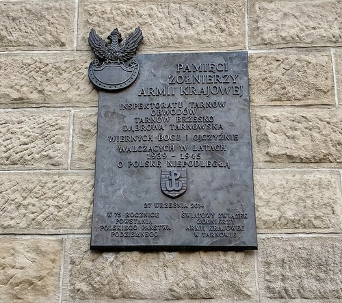 Tablica na fasadzie budynku Kasy Oszczędności w Tarnowie upamiętniająca żołnierzy Armii Krajowej z Inspektoratu AK Tarnów, 2023 r. (Wikimedia Commons/Kacper Szymański - Praca własna/CC BY-SA 4.0)