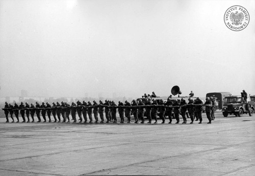 Milicjanci w tyralierze przed rozpoczęciem pokazu rozpraszania tłumu bez użycia środków przymusu bezpośredniego. Kraków Czyżyny, 25 października 1969 r. (fot. z zasobu AIPN)