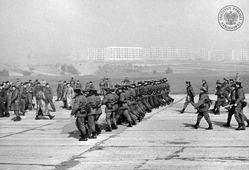 Milicjanci podczas pokazu rozpraszania tłumu przy użyciu środków przymusu bezpośredniego. Kraków Czyżyny, 25 października 1969 r. (fot. z zasobu AIPN)