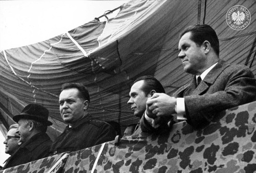 Pokaz działania oddziałów zwartych milicji obserwowali przedstawiciele kierownictwa resoru spraw wewnętrznych oraz PZPR. Od lewej: minister spraw wewnętrznych Kazimierz Świtała, I sekretarz KW PZPR w Krakowie Czesław Domagała, kierownik Wydziału Administracyjnego KC PZPR Stanisław Kania i (pierwszy od prawej) wiceminister spraw wewnętrznych Franciszek Szlachcic. Kraków Czyżyny, 25 października 1969 r. (fot. z zasobu AIPN)