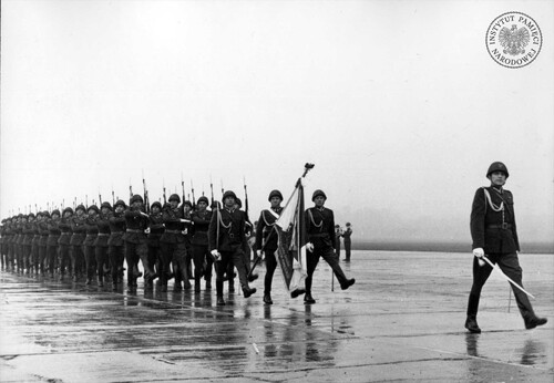 Pokaz na lotnisku Kraków Czyżyny zakończyła defilada. Na zdjęciu kompania honorowa Nadwiślańskiej Brygady Ministerstwa Spraw Wewnętrznych, 25 października 1969 r. (fot. z zasobu AIPN)