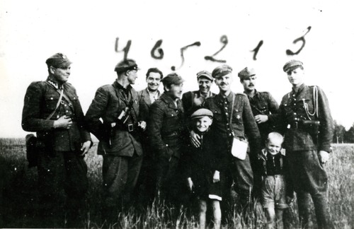 Kadra dowódcza zgrupowania partyzanckiego mjr. Hieronima Dekutowskiego „Zapory”, maj 1946 r. Pierwszy od lewej: ppor. Władysław Misztal „Bór”, obok niego stoi kpt. Stanisław Łukasik „Ryś”. Trzeci od lewej stoi mjr Hieronim Dekutowski „Zapora” (fot. IPN)