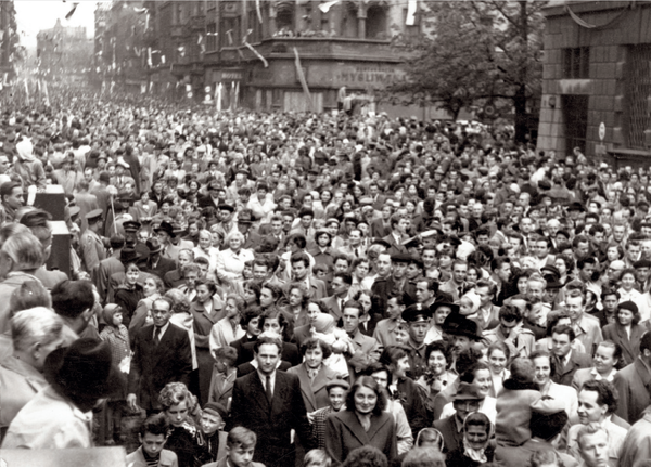 Czym był zwrot październikowy? Wokół rozważań nad wielką i małą historią