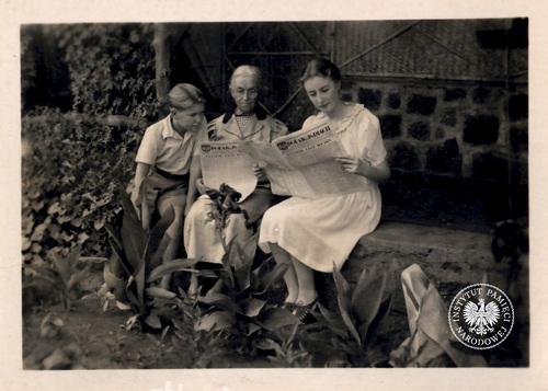 Mieszkańcy Osiedla Polskiego w Valivade w czasie lektury „Polaka w Indiach”, marzec 1944 r. Zdjęcie z kolekcji przekazanej do zasobu Archiwum IPN przez Koło Polaków z Indii 1942-1948