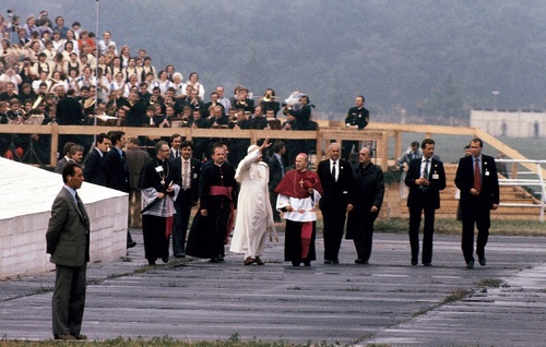 Jan Paweł II na lotnisku w Katowicach-Muchowcu, obok m.in. bp Herbert Bednorz, 1983 r. (fot. z zasobu AIPN)