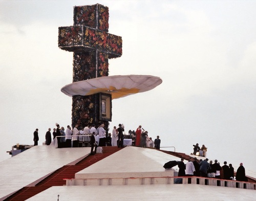 Jan Paweł II odprawia Mszę św. na Muchowcu w Katowicach. U stóp krzyża z kwiatów obraz Matki Bożej Piekarskiej, 1983 r. (fot. Stanisław Składanowski, zdjęcie z zasobu AIPN)