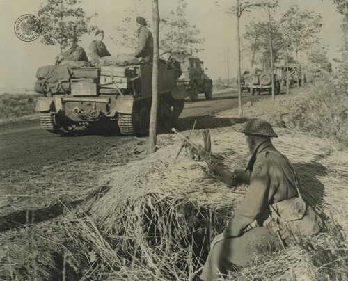 Pojazdy z 1. Dywizji Pancernej na drodze w czasie natarcia na Gilze, październik 1944 r. Odbitka rozpowszechniana przez komórki propagandy Rządu RP na uchodźstwie, pochodząca z kolekcji Teresy Mellerowicz-Gelli (fot. z zasobu AIPN)