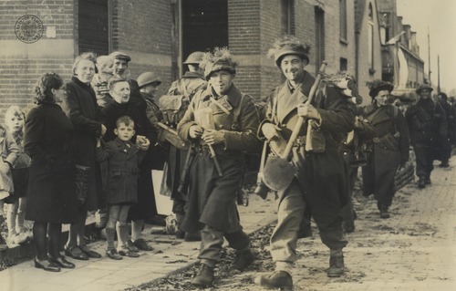 Polscy żołnierze piechoty z 1. Dywizji Pancernej na ulicy zajętej Bredy, 29 października 1944 r. Odbitka rozpowszechniana przez komórki propagandy Rządu RP na uchodźstwie, pochodząca z kolekcji Teresy Mellerowicz-Gelli (fot. z zasobu AIPN)