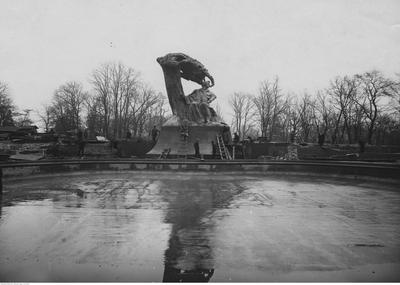 Fryderyk Chopin Monument in Łazienki Park. Finishing works, November 1926 (photo: National Digital Archives)