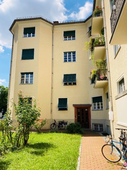 Monachium. Nibelungenstrasse 16, wejście do budynku, 2022 r. (fot. Remigiusz Ławniczak)