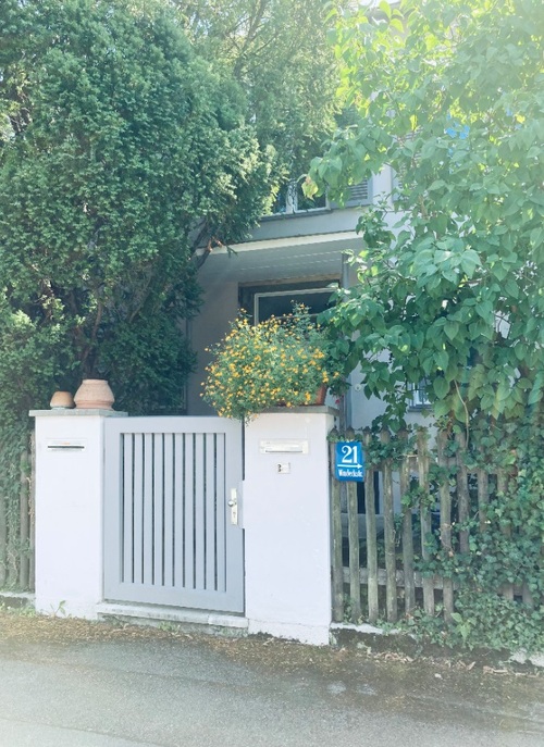 Monachium. Windeckstrasse 21, wejście do budynku, 2022 r. (fot. Remigiusz Ławniczak)