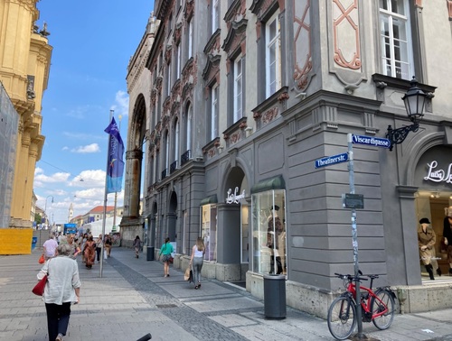 Monachium. Theatinerstraße w centrum miasta, 2022 r. (fot. Remigiusz Ławniczak)
