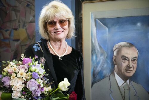 Autorka portretu Barbara Kaczmarowska-Hamilton podczas wernizasżu wystawa „Londyn żywy” w Centrum Edukacyjnym „Przystanek Historia” IPN w Krakowie, 2022 r. (fot. Agnieszka Masłowska)