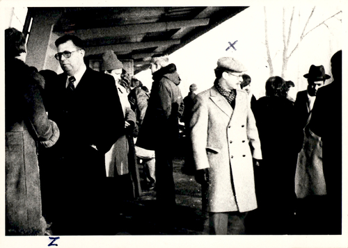 Zdjęcia wykonane przez pracowników Biura „B” MSW gości przybyłych na pożegnanie Fredericka i Barbary Myer na lotnisku Okęcie. Źródło: AIPN