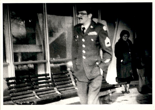 Zdjęcia wykonane przez pracowników Biura „B” MSW gości przybyłych na pożegnanie Fredericka i Barbary Myer na lotnisku Okęcie. Źródło: AIPN